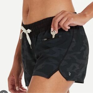 Vuori Clementine Black camo shorts
